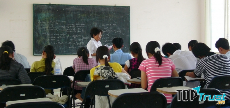 Lớp học luyện thi đại học