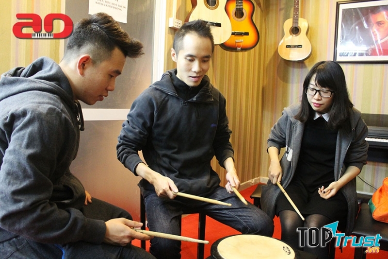 Học viên học đánh trống tại Trung tâm nghệ thuật Adam (nguồn internet)