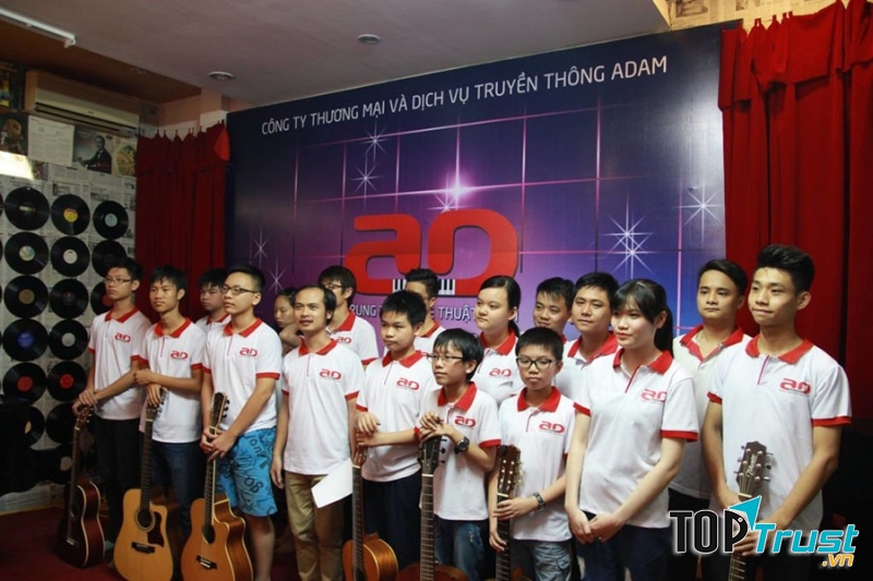 Trung tâm ADAM có các lớp guitar dành cho mọi lứa tuổi với mọi trình độ.