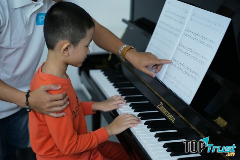 Thầy cô hướng dẫn các bé học piano