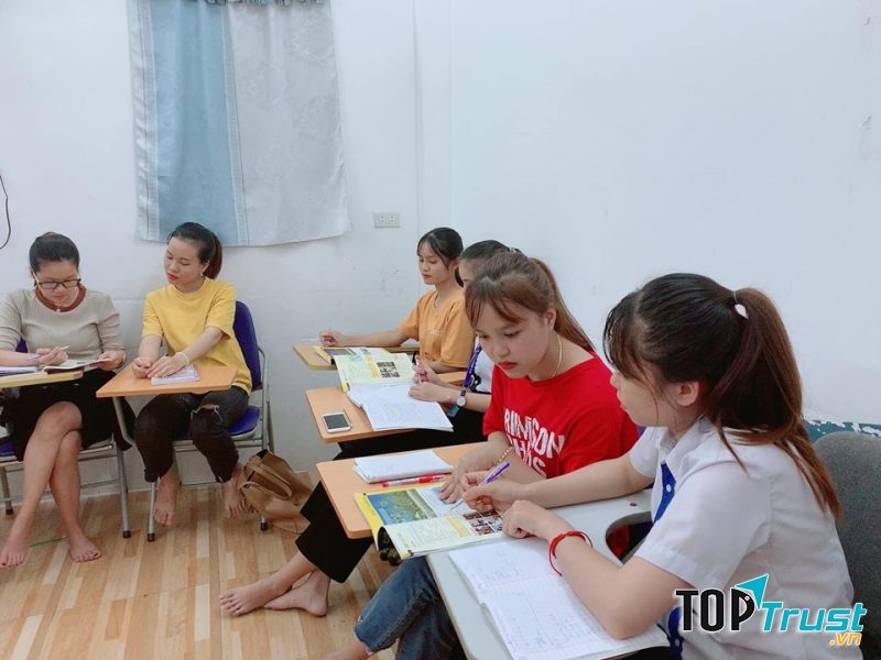 Tại I - World bạn sẽ chinh phục tấm chứng chỉ IELTS dễ dàng hơn với đội ngũ giáo viên nước ngoài đầy kinh nghiệm, phương pháp dạy học tiến tiến và mội trường học thân thiện, đầy đủ, hiện đại.
