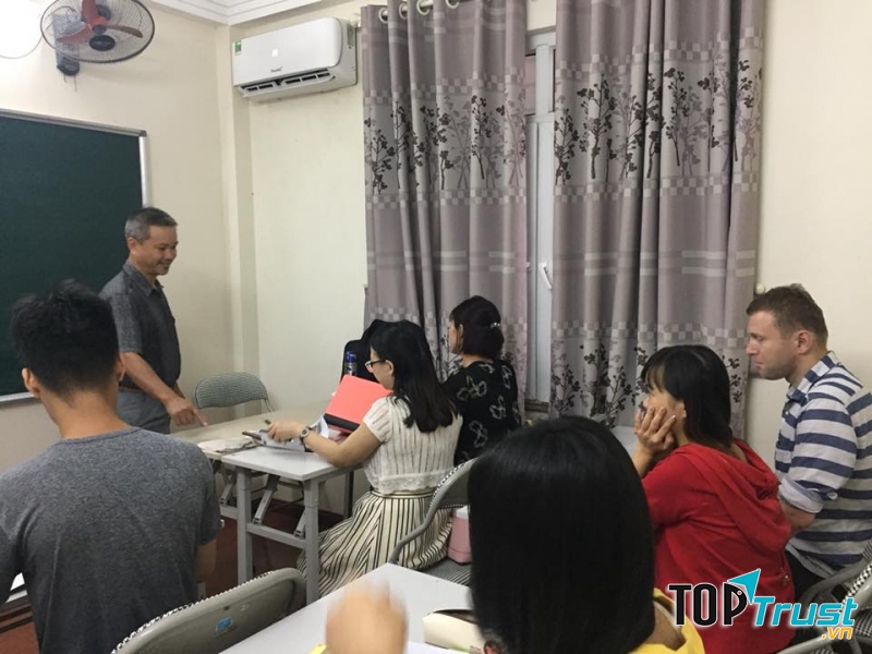 Các bạn học viên trong giờ học trên lớp