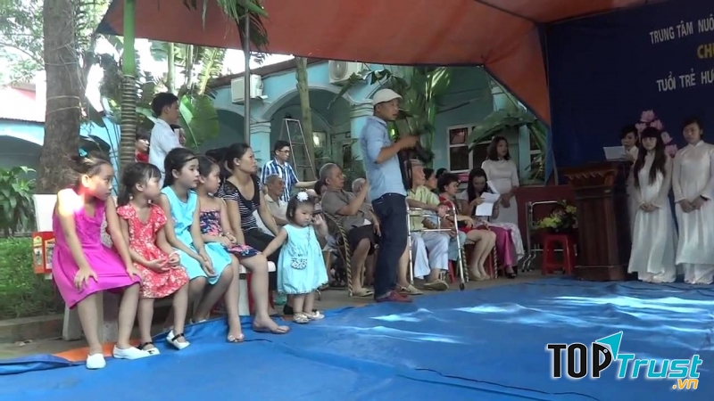 Một buổi giao lưu văn nghệ tại trung tâm chăm sóc người cao tuổi Phù Đổng