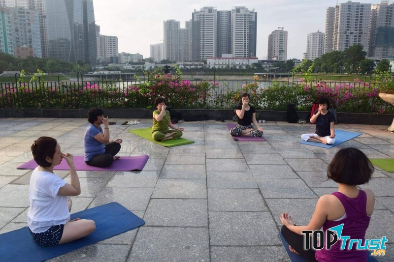 Buổi tập ngoài trời tại Siva Yoga