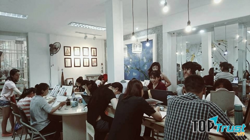 Đội ngũ giảng dạy là những giáo viên được lựa chọn dựa trên tiêu chí Kinh nghiệm và Bằng cấp.