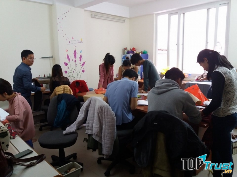 Nơi đây nhận đào tạo cho các học viên có nhu cầu học nghề may để tạo lập cuộc sống với chi phí thấp nhất tại Hà Nội