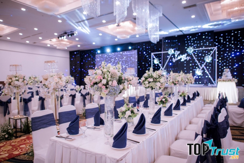 Không gian tiệc cưới được sắp theo phong cách lịch lãm