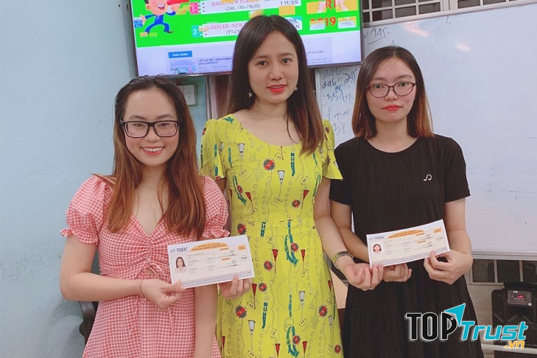 Ms Ngọc cùng 2 học viên xuất sắc: Đỗ Thị Thúy – TOEIC 910 và Thanh Tâm – TOEIC 900