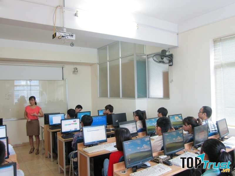 Trung tâm tin học Hoàng Long sẽ cho bạn trải nghiệm phòng học tin tiêu chuẩn cao, trang thiết bị hiện đại