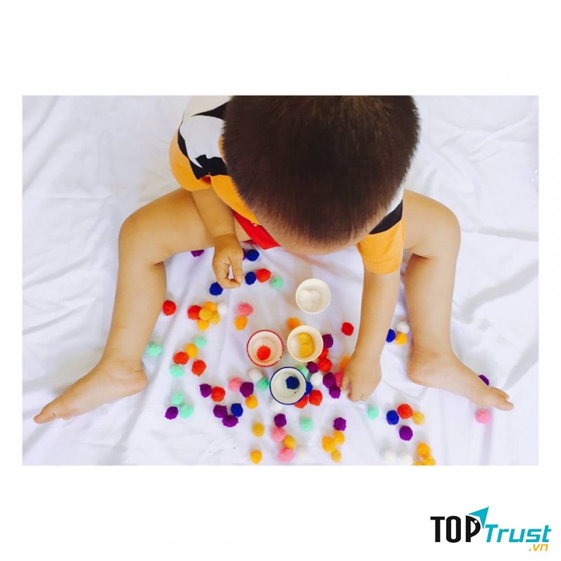 Trẻ được học chơi các trò chơi dưới sự hướng dẫn của cô giáo