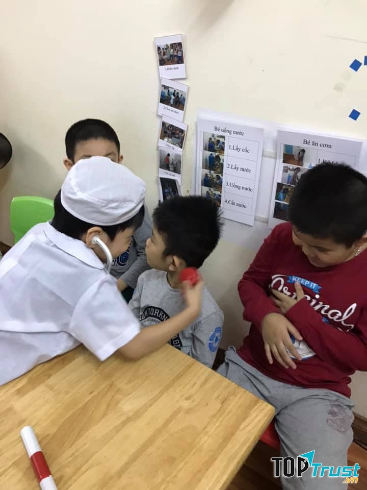 Học sinh thoải mái vui đùa ở trung tâm Tuệ Tâm