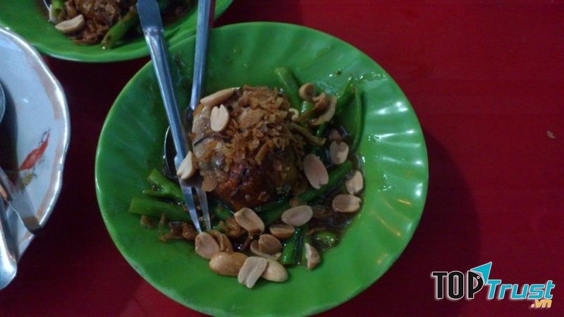 Trứng vịt lộn xào rau muống