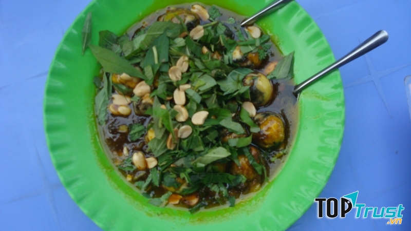 Trứng vịt lộn xào rau muống