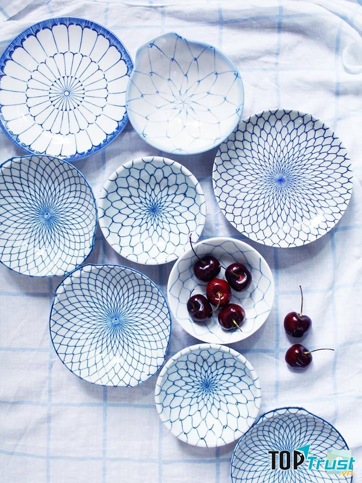 Mỗi món đồ gốm đều toát lên nét tinh tế, dịu dàng, sắc xảo