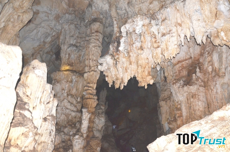 Bên ngoài cửa hang Thẩm Ồn, huyện Quỳ Châu, tỉnh Nghệ An