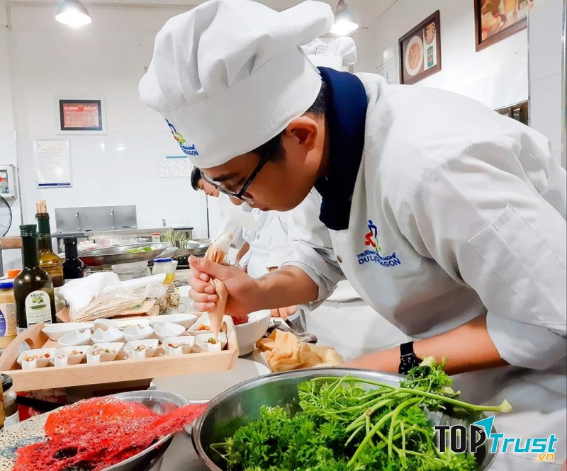 Chương trình giảng dạy của trường dành nhiều thời gian hơn cho việc thực hành