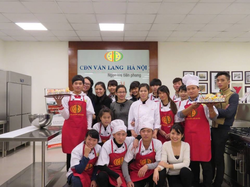 Sinh viên lớp nấu ăn học làm bánh