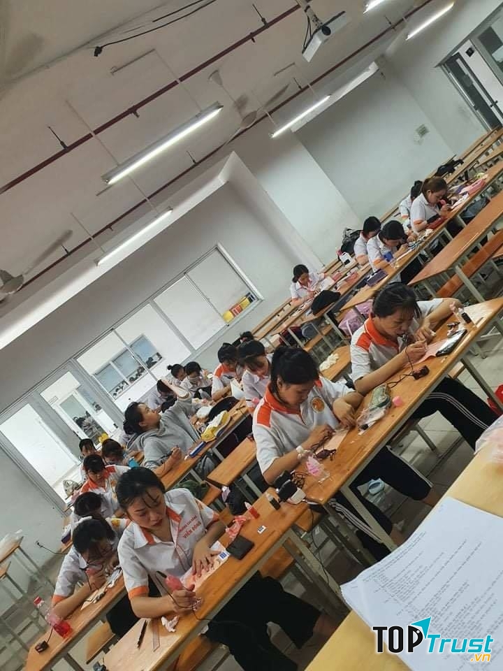 Trường Cao đẳng Viễn Đông