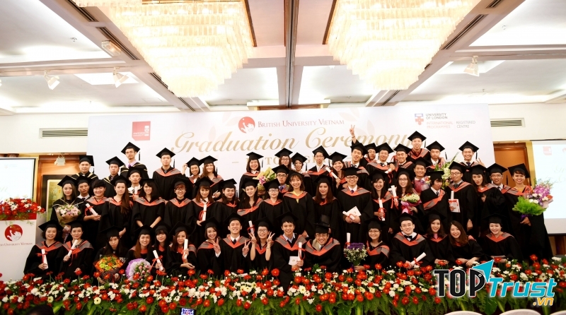 Sinh viên đại học Anh Quốc làm lễ tốt nghiệp