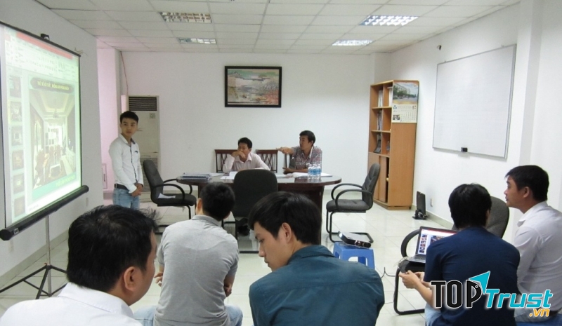 Học viên thuyết trình về đồ án của mình