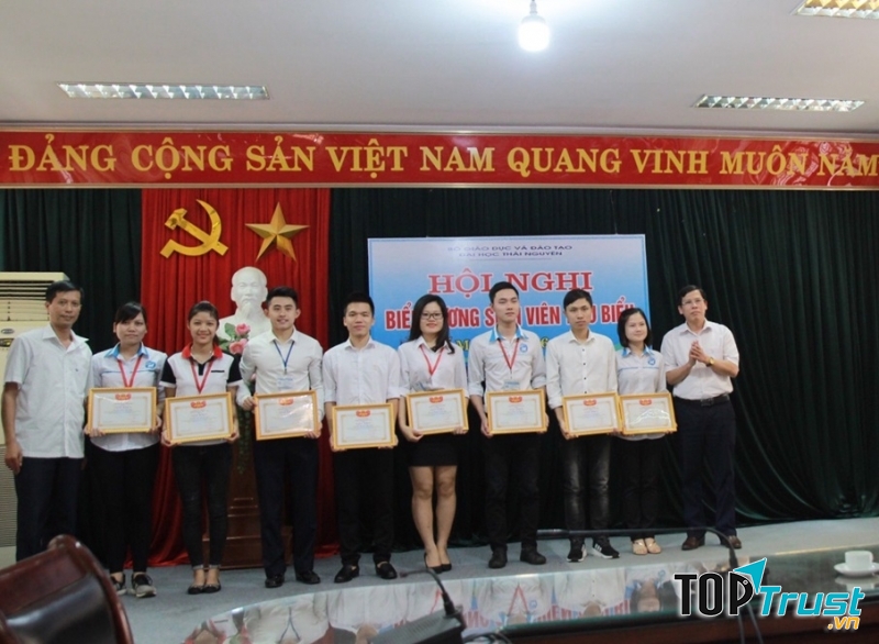 Khen thưởng sinh viên tiêu biểu của trường