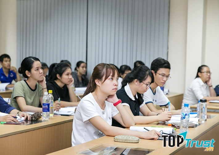 Một buổi học về chứng khoán tại trường ĐH Kinh tế Tp. HCM
