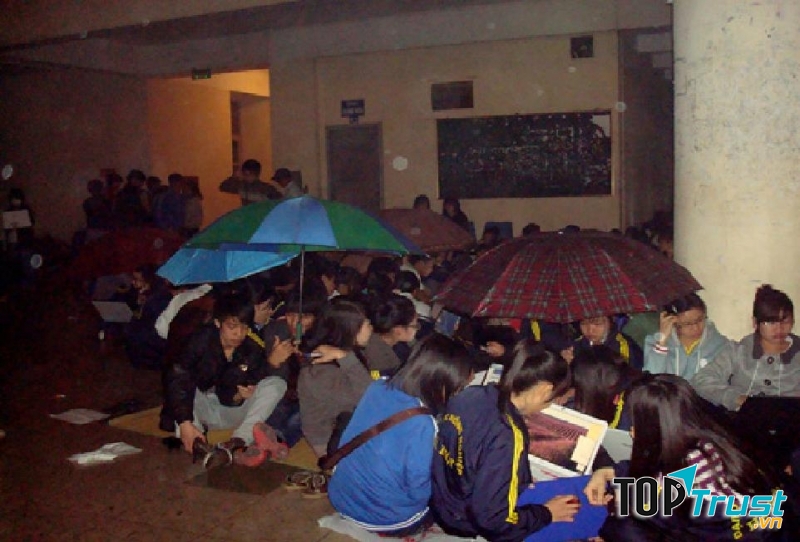 Mỗi sinh viên phải mang ít nhất một laptop để túc trực đăng ký