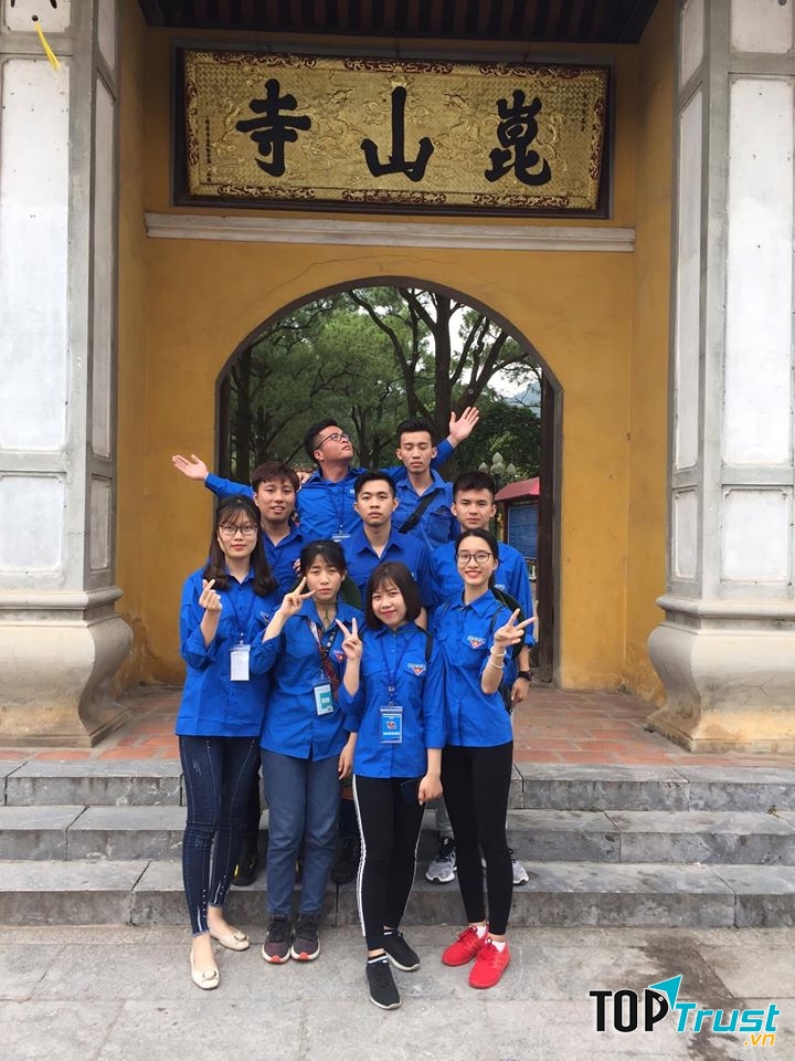 Sinh viên tham gia hoạt động ngoại khóa