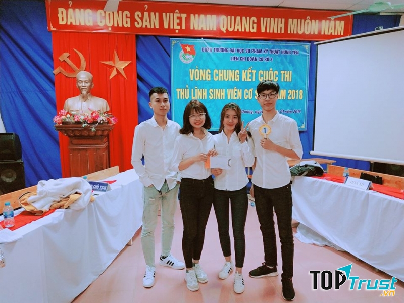 Sinh viên tham gia hoạt động ngoại khóa