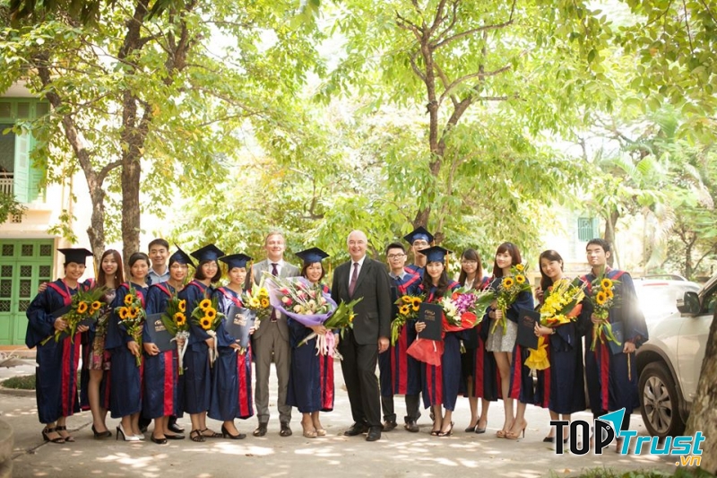 Ảnh tốt nghiệp sinh viên ĐH Thương mại