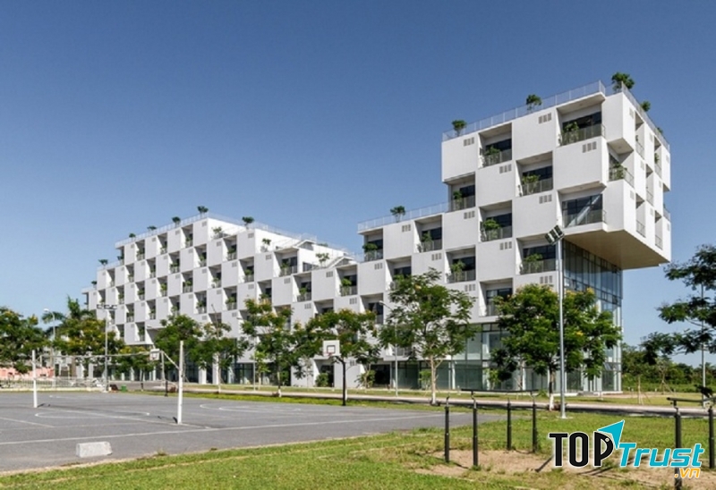 Một góc sân trường Đại học FPT.