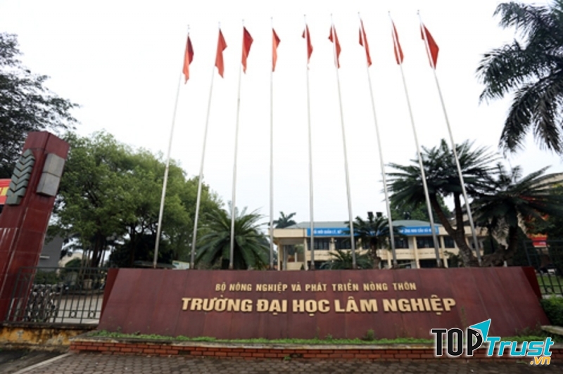 Cổng trường Đại học Lâm nghiệp.