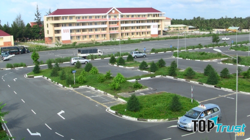 Trường dạy lái xe Đồng Tiến