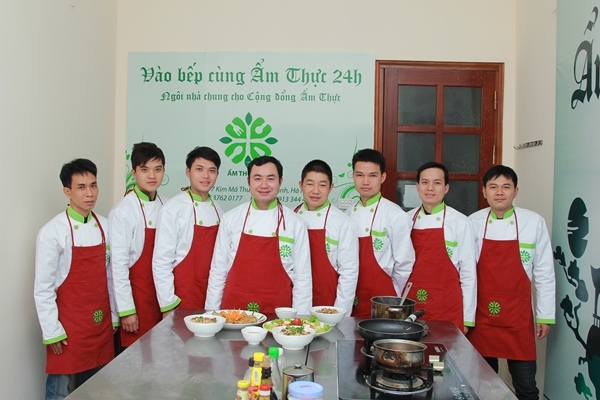 Giảng viên dạy nấu ăn tại trung tâm Ẩm thực 24h