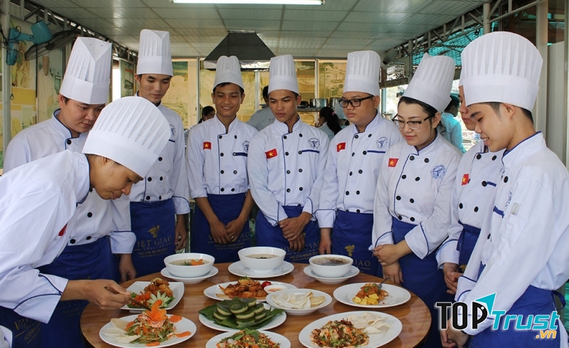 Nếu bạn vừa tốt nghiệp phổ thông và lưỡng lự cánh cổng đại học cho riêng mình thì Trường Việt Giao sẽ là gợi ý tuyệt vời dành cho bạn.