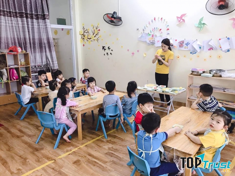 Các phòng học của Bé Ong được bố trí rộng rãi và thoáng đãng với đầy đủ ánh sáng tự nhiên, có đồ chơi phong phú và an toàn