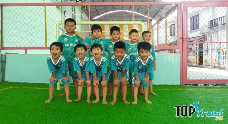 Đội bóng nhí ở Trường Mầm non Bé Xuka - Thạnh Xuân