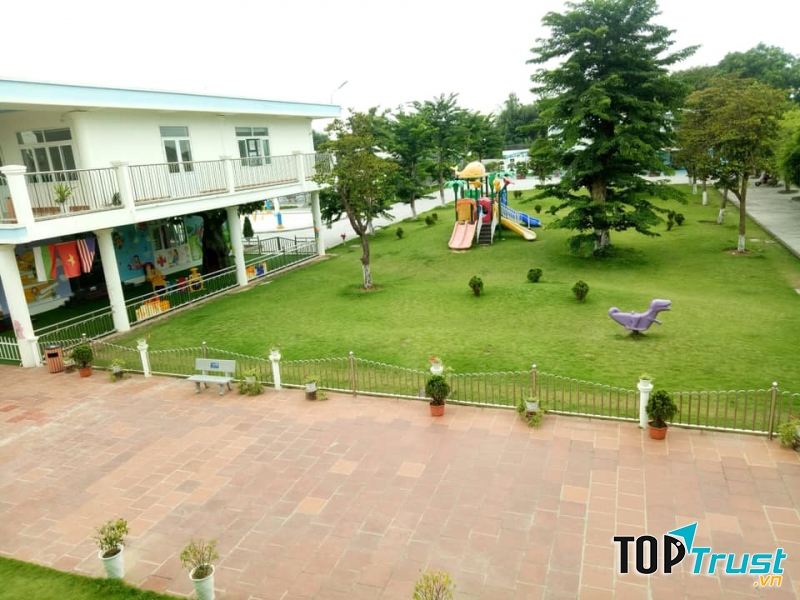 Đặc biệt, trường mầm non Búp Sen Xanh có khuôn viên, sân chơi ngoài trời rộng rãi, trong lành, được trồng nhiều cây xanh, hoa cỏ, đồ chơi trang bị, giúp bé nhận biết và phát triển khả năng sáng tạo