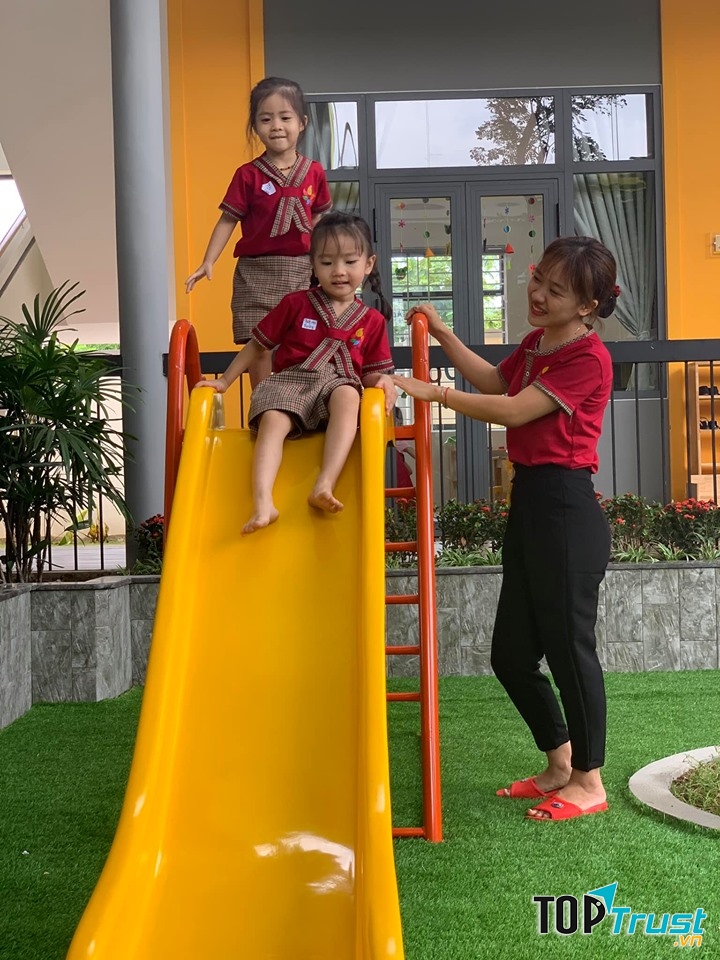 Misaki có đội ngũ giáo viên đông đảo, nhiệt tình, say mê trong việc trông trẻ, theo sát từng bé nên mẹ có thể hoàn toàn yên tâm. C