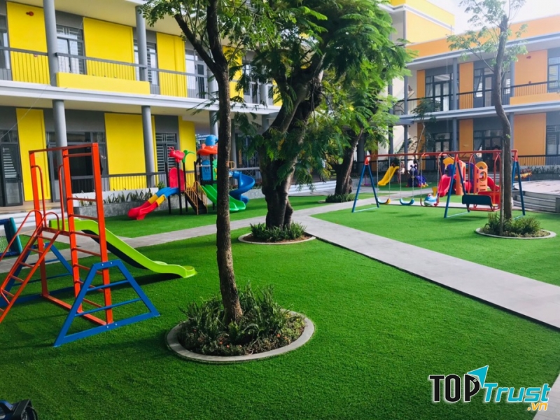 Misaki sở hữu sân chơi ngoài trời rộng rãi, thoáng mát, nhiều cây xanh và trang bị nhiều thiết bị vui chơi phong phú và hiện đại.