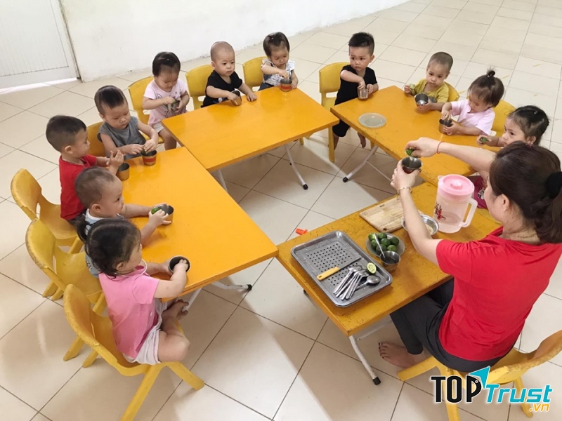 Các phòng học đạt tiêu chuẩn nước ngoài, mỗi lớp học chỉ được bố trí tối đa 20 học sinh. Các học cụ được bố trí đầy đủ và khoa học
