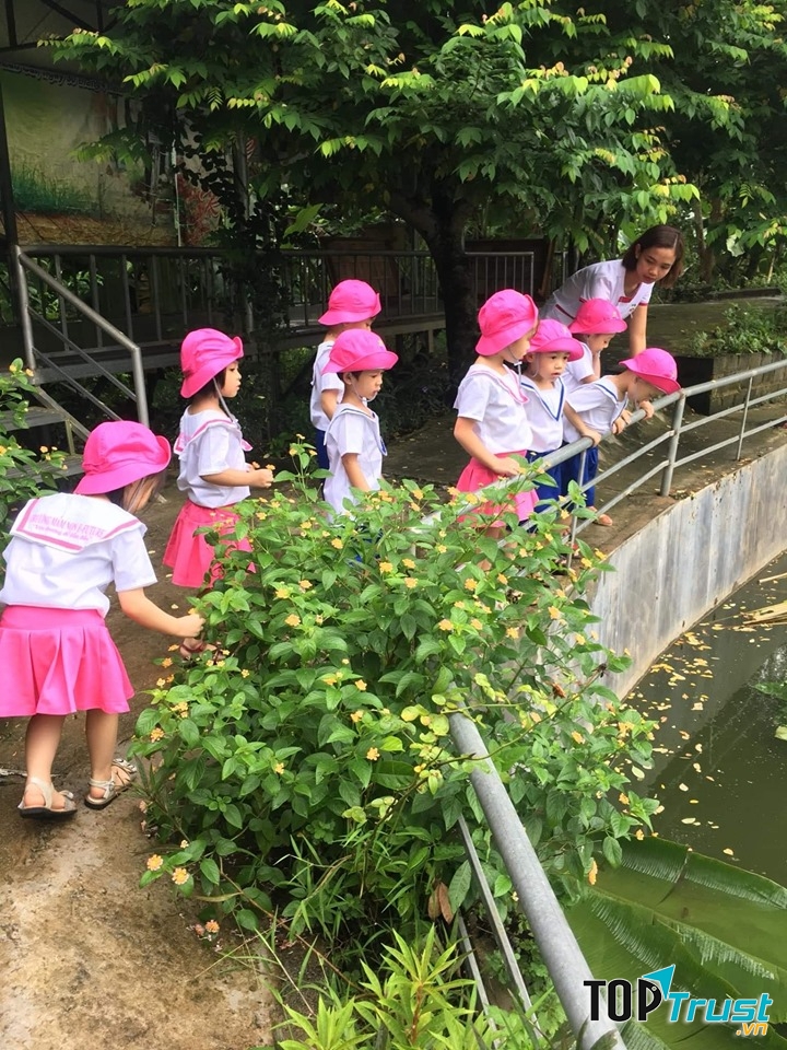 Các giáo viên của E-Future School không ngừng nỗ lực để mang đến môi trường học tập tôn trọng, an toàn, lành mạnh để trẻ phát triển toàn diện về trí tuệ, tinh thần và thể chất