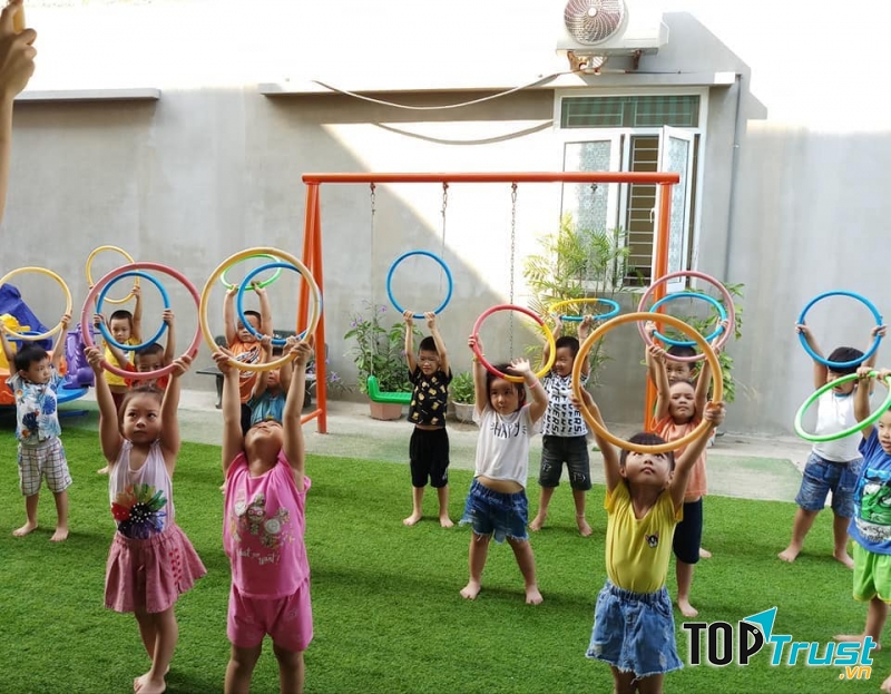 Bé được học các lớp ngoại khoá phù hợp độ tuổi: Kỹ năng sống, võ thuật, múa, vẽ, cảm thụ âm nhạc để phát triển toàn diện và tự tin