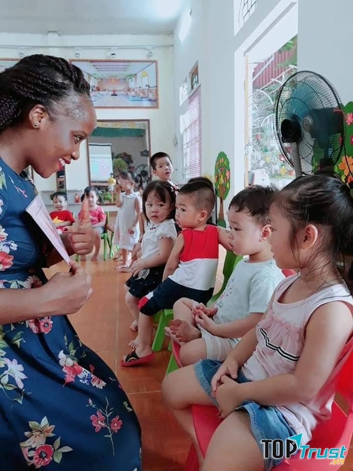 Trẻ còn được tham gia học tiếng Anh với các thầy cô giáo bản địa, giúp các em có cơ sở vững chắc, tự tin khi bước vào tương lai