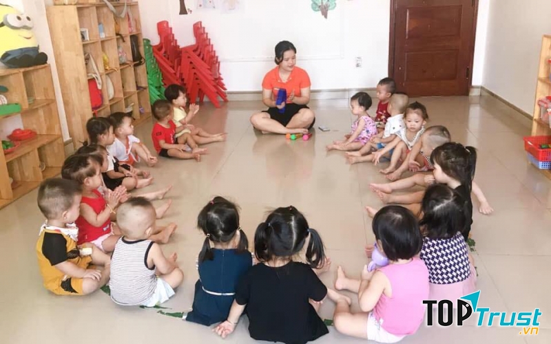 Giáo viên sẽ là cầu nối hướng dẫn bé trong suốt chặng đường học tập và quan trọng hơn là luôn theo dõi, động viên, khuyến khích để giúp bé tự tin và thành công