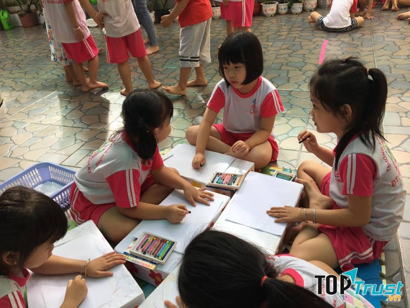 Đồ dùng đồ chơi của trẻ rất đa dạng, phong phú, đẹp mắt và hấp dẫn tạo sự hứng thú cho trẻ
