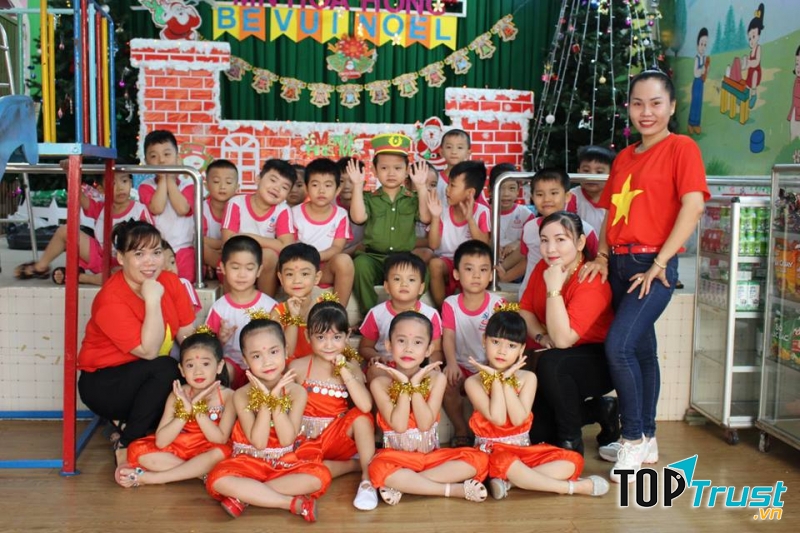 Ngoài giờ học, trẻ còn được tổ chức tham gia các hoạt động bên ngoài để có thể tăng sự tò mò, hiểu biết, trí tuệ và năng động hơn