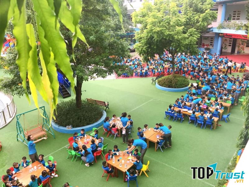 hông gian ngoài trời, không gian mở bên trong được thiết kế theo tiêu chuẩn trường mầm non quốc tế, tạo môi trường cho trẻ được học tập mọi lúc, mọi nơi