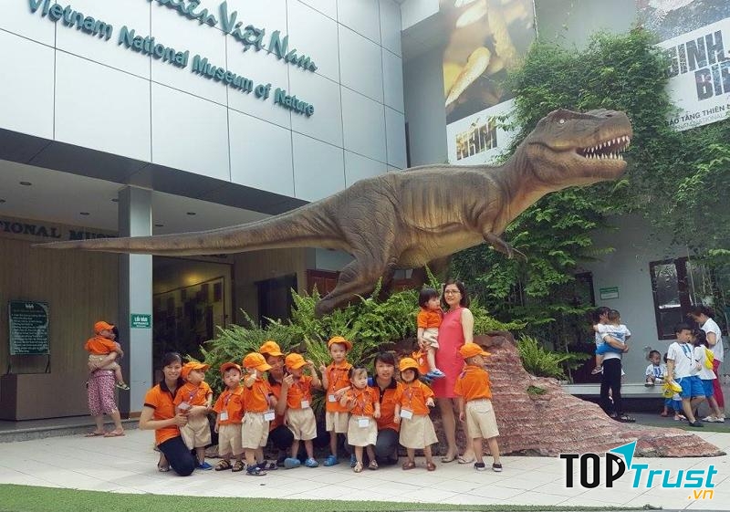 Cô trò Mần non Hoa Phượng tham quan bảo tàng