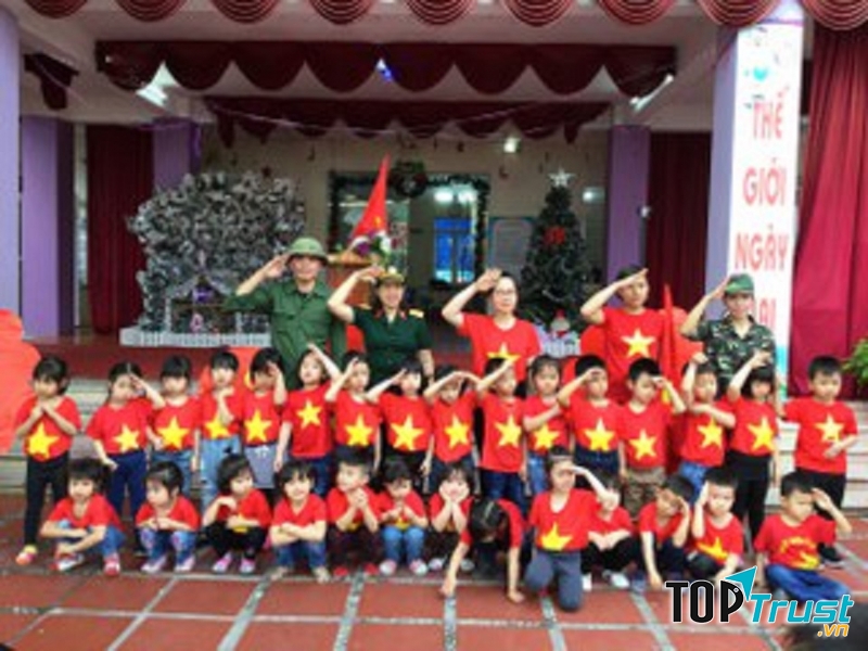 Học sinh Trường Mầm Non Hoa Thủy Tiên trong ngày quân đội